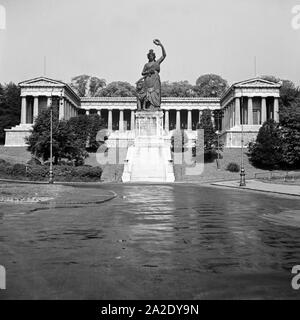 Ruhmeshalle und Bavaria am Westrand der Theresienwiese in München, Deutschland 1930er Jahre. Ruhmeshalle und Bavaria Statue in München, Deutschland 1930. Stockfoto