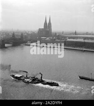 Blick vom Messeturm in die stadtseite von Köln mit Dom und Hauptbahnhof, 1930er Jahre. Blick von der Messe Turm über der Stadt Köln mit Dom und Hauptbahnhof, 1930er Jahre. Stockfoto