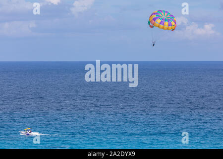 Cancun, Mexiko - 30.August 2019: Parasailing in Karibik, Cancun Beach Stockfoto