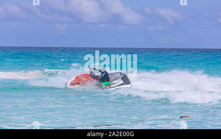 Cancun, Mexiko - 30.August 2019: Jetski im Karibischen Meer, Cancun Beach Stockfoto