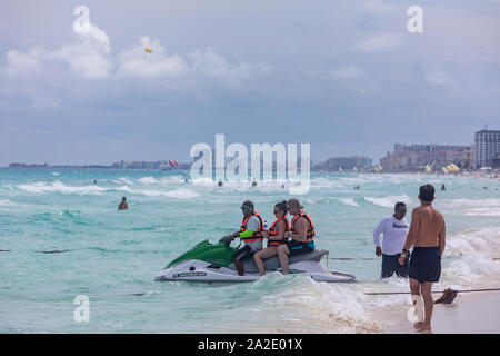 Cancun, Mexiko - 30.August 2019: Jetski im Karibischen Meer, Cancun Beach Stockfoto