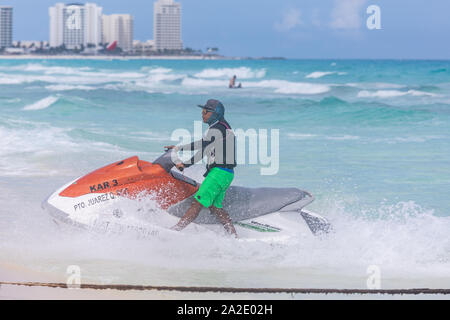 Cancun, Mexiko - 30.August 2019: Jetski im Karibischen Meer, Cancun Beach Stockfoto