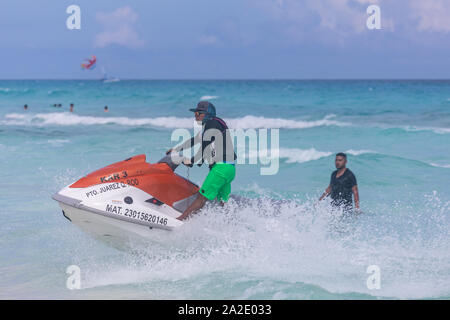 Cancun, Mexiko - 30.August 2019: Jetski im Karibischen Meer, Cancun Beach Stockfoto