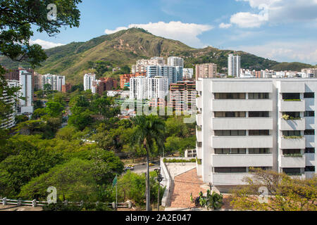 Blick auf den Cali Fluss und Gebäude an den Hängen des El Cerro de las Tres Cruces (Hügel der Drei Kreuze) in der Stadt Cali, Kolumbien. Stockfoto