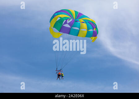 Cancun, Mexiko - 30.August 2019: Parasailing in Karibik, Cancun Beach Stockfoto