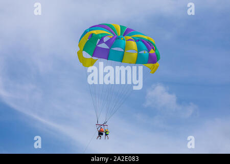 Cancun, Mexiko - 30.August 2019: Parasailing in Karibik, Cancun Beach Stockfoto