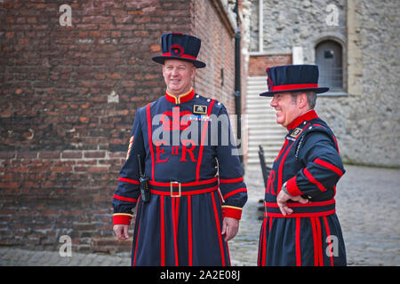 Beefeaters im Tower von London Stockfoto
