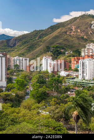 Blick auf den Cali Fluss und Gebäude an den Hängen des El Cerro de las Tres Cruces (Hügel der Drei Kreuze) in der Stadt Cali, Kolumbien. Stockfoto