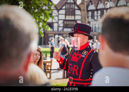 Beefeaters im Tower von London Stockfoto