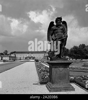 Statue im Park von Schloß Herrenhausen bei Hannover, Deutschland 1930er Jahre. Statue im Park von Schloss Herrenhausen bei Hannover, Deutschland 1930. Stockfoto