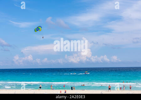 Cancun, Mexiko - 30.August 2019: Parasailing in Karibik, Cancun Beach Stockfoto