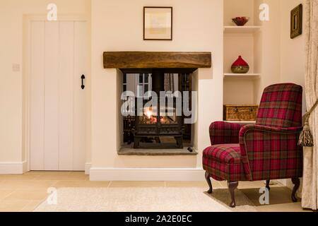 Wohnzimmer mit Holzofen, Großbritannien Stockfoto