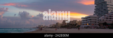 Cancun, Mexiko - 30.August 2019: Strand mit Wolken Cancun bei Sonnenuntergang Stockfoto