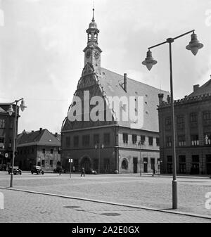 Das Rathaus mit dem Gewandhaus in der Altstadt von Zwickau, Deutschland 1930er Jahre. Rathaus und der Stadthalle in der Altstadt von Zwickau, Deutschland 1930. Stockfoto