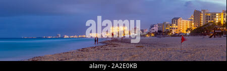 Cancun, Mexiko - 30.August 2019: Strand mit Wolken Cancun bei Sonnenuntergang Stockfoto