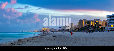 Cancun, Mexiko - 30.August 2019: Strand mit Wolken Cancun bei Sonnenuntergang Stockfoto