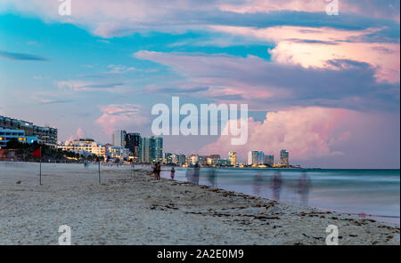 Cancun, Mexiko - 30.August 2019: Strand mit Wolken Cancun bei Sonnenuntergang Stockfoto