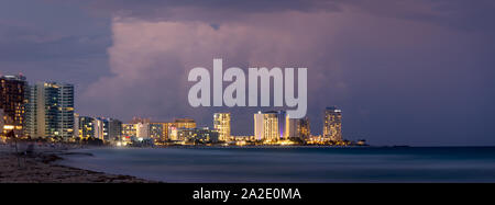 Cancun, Mexiko - 30.August 2019: Strand mit Wolken Cancun bei Sonnenuntergang Stockfoto