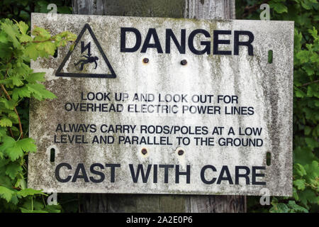 Alten elektrischen Freileitung Warnzeichen für Angler in einem schottischen Loch Stockfoto