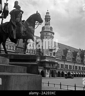 Das alte Rathaus in Leipzig mit Figurengruppe mit Kaiser Wilhelm I. davor, Deutschland 1930er Jahre. Das alte Rathaus von Leipzig mit einem Kaiser Wilhelm I. Denkmal vor, Deutschland 1930. Stockfoto