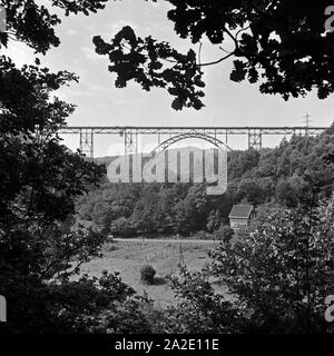 Blick auf die Kaiser-Wilhelm-Brücke in der Nähe von Remscheid, Deutschland 1930er Jahre. Blick auf die Kaiser-Wilhelm-Brücke in der Nähe von Remscheid, Deutschland 1930. Stockfoto