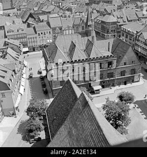 Blick auf das alte Rathaus in der Altstadt von Göttingen, Deutschland 1930er Jahre. Blick auf das alte Rathaus und die Altstadt von Göttingen, Deutschland 1930. Stockfoto