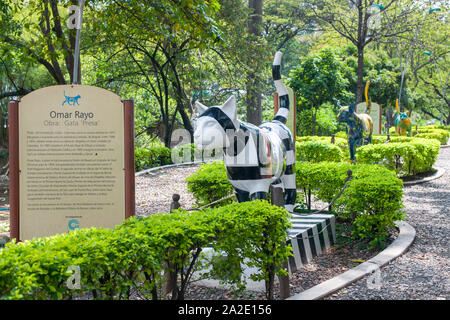 Cat Skulpturen der "El Gato Del Rio" Katze Skulptur in Cali, Kolumbien zu begleiten. Stockfoto