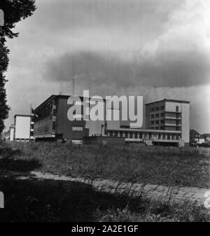 Das Bauhaus in Dessau Roßlau, Deutschland 1930er Jahre. Das Bauhausgebäude in Dessau, Deutschland 1930. Stockfoto