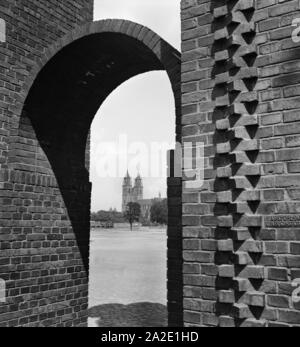 Blick durch einen Torbogen in den Dom zu Magdeburg, Deutschland 1930er Jahre. Blick durch einen Bogen zu Magdeburger Dom, Deutschland 1930. Stockfoto