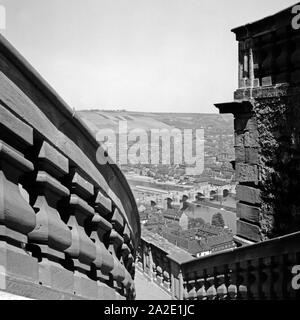 Blick von der Festung Marienberg in sterben alte Mainbrücke von Würzburg, Deutschland, 1930er Jahre. Blick von der Festung Marienberg, die alte Brücke über den Main bei Würzburg, Deutschland 1930. Stockfoto