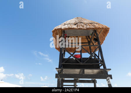 Cancun, Mexiko - 30.August 2019: Lifeguard Tower in Cancun Strand, Karibik Stockfoto