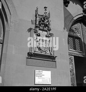 Stadtwappen und Eintrittpreise am Eingang zum Römer in Frankfurt am Main, Deutschland 1930 er Jahre. Wappen und Eintrittspreise am Eingang der Römer in Frankfurt, Deutschland 1930. Stockfoto