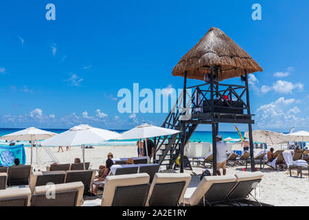 Cancun, Mexiko - 30.August 2019: Lifeguard Tower in Cancun Strand, Karibik Stockfoto