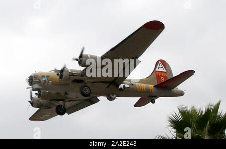 Windsor Locks, Connecticut, USA. 2. Okt, 2019. Datei - eine aus der Zeit des Zweiten Weltkriegs B-17 Bomber mit 13 Menschen an Bord abgestürzt und in einer abgebrochenen Starts versuch Mittwoch gebrannt. Die vier - Motor, Propeller-driven Ebene gekämpft, um in die Luft zu bekommen und knallte in eine Wartung bei Bradley International Airport Halle wie die Piloten eingekreist zurück für eine Landung. Die Boeing B-17 G Flying Fortress, Seriennummer 44-83575, war im Besitz der Collings Foundation, der Stow, Massachusetts geflogen. Diese historischen Flugzeuge erschien an Airshows wie die historischen" "Nine-O-Nine'' gekennzeichnet ist, und in den Flügeln der Fr teilgenommen Stockfoto