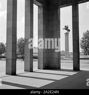 Das Ulanendenkmal im Ehrenhof am Rhein in Düsseldorf, Deutschland 1930er Jahre. Uhlan Denkmal an den ehrenrat in der Nähe des Rhein bei Düsseldorf, Deutschland 1930. Stockfoto