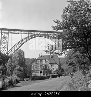 Blick auf die Kaiser-Wilhelm-Brücke mit der Gaststätte "Bergische Schweiz" in der Nähe von Remscheid, Deutschland 1930er Jahre. Blick auf die Kaiser-Wilhelm-Brücke mit einem Restaurant unterhalb in der Nähe von Remscheid, Deutschland 1930. Stockfoto