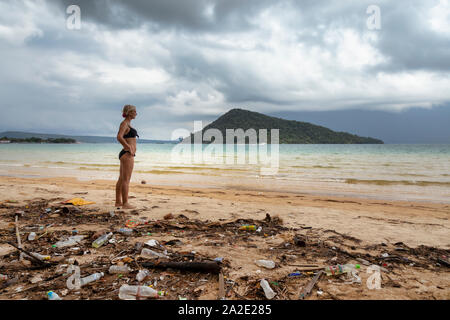 Frau auf dem übersät Strand in Kambodscha Stockfoto