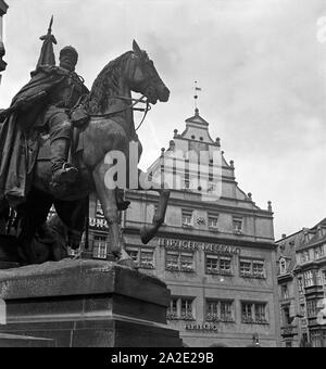 Skulptur Kaiser Friedrich III. am Siegesdenkmal beim alten Rathaus in Leipzig, bin Messamt im Haus "Alte Waage", Deutschland 1930er Jahre. Skulptur von Kaiser Friedrich III. Am Siegesdenkmal Denkmal in der Nähe des Alten Rathaus von Leipzig, Deutschland 1930. Stockfoto