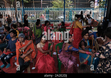 Kolkata, Indien. 02 Okt, 2019. Berühmte Sozialaktivist Rekha Sharma & Dr. Santosh Kumar Giri (Geschäftsführer von Kolkata Rista Transgender Organisation) arrangiert ein Kulturprogramm von Transgender während des diesjährigen Durga Puja (Das größte Festival der Bengalis). Das Programm enthält Tanz, Gesang, Musical Chair Spiel, Saree Spende usw. Viele Transgender tanzen Gruppen teilgenommen und fast 150 transgenders von Kolkata diese kulturelle Programm. (Foto durch Jit Chattopadhyay/Pacific Press) Quelle: Pacific Press Agency/Alamy leben Nachrichten Stockfoto