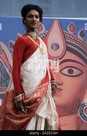 Kolkata, Indien. 02 Okt, 2019. Berühmte Sozialaktivist Rekha Sharma & Dr. Santosh Kumar Giri (Geschäftsführer von Kolkata Rista Transgender Organisation) arrangiert ein Kulturprogramm von Transgender während des diesjährigen Durga Puja (Das größte Festival der Bengalis). Das Programm enthält Tanz, Gesang, Musical Chair Spiel, Saree Spende usw. Viele Transgender tanzen Gruppen teilgenommen und fast 150 transgenders von Kolkata diese kulturelle Programm. (Foto durch Jit Chattopadhyay/Pacific Press) Quelle: Pacific Press Agency/Alamy leben Nachrichten Stockfoto