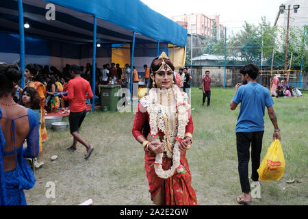 Kolkata, Indien. 02 Okt, 2019. Berühmte Sozialaktivist Rekha Sharma & Dr. Santosh Kumar Giri (Geschäftsführer von Kolkata Rista Transgender Organisation) arrangiert ein Kulturprogramm von Transgender während des diesjährigen Durga Puja (Das größte Festival der Bengalis). Das Programm enthält Tanz, Gesang, Musical Chair Spiel, Saree Spende usw. Viele Transgender tanzen Gruppen teilgenommen und fast 150 transgenders von Kolkata diese kulturelle Programm. (Foto durch Jit Chattopadhyay/Pacific Press) Quelle: Pacific Press Agency/Alamy leben Nachrichten Stockfoto
