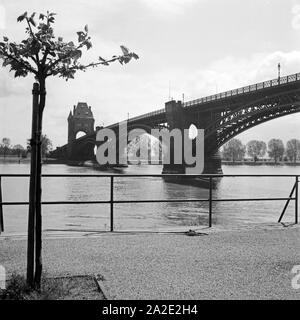 Ernst Ludwig Brücke über den Rhein Sterben in Worms, Deutschland 1930er Jahre. Die Ernst Ludwig Brücke über den Rhein bei Worms, Deutschland 1930. Stockfoto