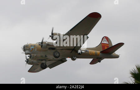 Windsor Locks, Connecticut, USA. 2. Okt, 2019. Datei - eine aus der Zeit des Zweiten Weltkriegs B-17 Bomber mit 13 Menschen an Bord abgestürzt und in einer abgebrochenen Starts versuch Mittwoch gebrannt. Die vier - Motor, Propeller-driven Ebene gekämpft, um in die Luft zu bekommen und knallte in eine Wartung bei Bradley International Airport Halle wie die Piloten eingekreist zurück für eine Landung. Die Boeing B-17 G Flying Fortress, Seriennummer 44-83575, war im Besitz der Collings Foundation, der Stow, Massachusetts geflogen. Diese historischen Flugzeuge erschien an Airshows wie die historischen" "Nine-O-Nine'' gekennzeichnet ist, und in den Flügeln der Fr teilgenommen Stockfoto