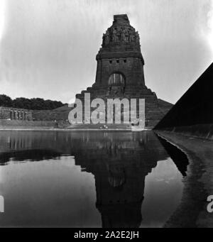 Das Völkerschlachtdenkmal in Leipzig mit dem Sehen der tausend Tränen, Deutschland 1930er Jahre. Das Monument der Kampf der Nationen mit dem See der tausend Tränen in Leipzig, Deutschland 1930. Stockfoto