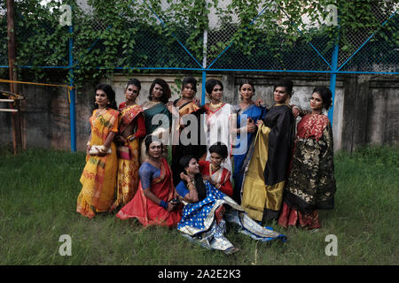 Kolkata, Indien. 02 Okt, 2019. Berühmte Sozialaktivist Rekha Sharma & Dr. Santosh Kumar Giri (Geschäftsführer von Kolkata Rista Transgender Organisation) arrangiert ein Kulturprogramm von Transgender während des diesjährigen Durga Puja (Das größte Festival der Bengalis). Das Programm enthält Tanz, Gesang, Musical Chair Spiel, Saree Spende usw. Viele Transgender tanzen Gruppen teilgenommen und fast 150 transgenders von Kolkata diese kulturelle Programm. (Foto durch Jit Chattopadhyay/Pacific Press) Quelle: Pacific Press Agency/Alamy leben Nachrichten Stockfoto