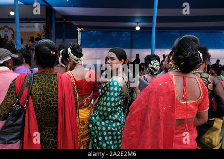 Kolkata, Indien. 02 Okt, 2019. Berühmte Sozialaktivist Rekha Sharma & Dr. Santosh Kumar Giri (Geschäftsführer von Kolkata Rista Transgender Organisation) arrangiert ein Kulturprogramm von Transgender während des diesjährigen Durga Puja (Das größte Festival der Bengalis). Das Programm enthält Tanz, Gesang, Musical Chair Spiel, Saree Spende usw. Viele Transgender tanzen Gruppen teilgenommen und fast 150 transgenders von Kolkata diese kulturelle Programm. (Foto durch Jit Chattopadhyay/Pacific Press) Quelle: Pacific Press Agency/Alamy leben Nachrichten Stockfoto