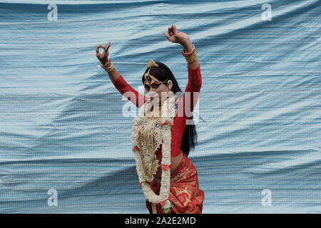 Kolkata, Indien. 02 Okt, 2019. Berühmte Sozialaktivist Rekha Sharma & Dr. Santosh Kumar Giri (Geschäftsführer von Kolkata Rista Transgender Organisation) arrangiert ein Kulturprogramm von Transgender während des diesjährigen Durga Puja (Das größte Festival der Bengalis). Das Programm enthält Tanz, Gesang, Musical Chair Spiel, Saree Spende usw. Viele Transgender tanzen Gruppen teilgenommen und fast 150 transgenders von Kolkata diese kulturelle Programm. (Foto durch Jit Chattopadhyay/Pacific Press) Quelle: Pacific Press Agency/Alamy leben Nachrichten Stockfoto