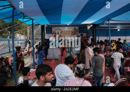 Kolkata, Indien. 02 Okt, 2019. Berühmte Sozialaktivist Rekha Sharma & Dr. Santosh Kumar Giri (Geschäftsführer von Kolkata Rista Transgender Organisation) arrangiert ein Kulturprogramm von Transgender während des diesjährigen Durga Puja (Das größte Festival der Bengalis). Das Programm enthält Tanz, Gesang, Musical Chair Spiel, Saree Spende usw. Viele Transgender tanzen Gruppen teilgenommen und fast 150 transgenders von Kolkata diese kulturelle Programm. (Foto durch Jit Chattopadhyay/Pacific Press) Quelle: Pacific Press Agency/Alamy leben Nachrichten Stockfoto