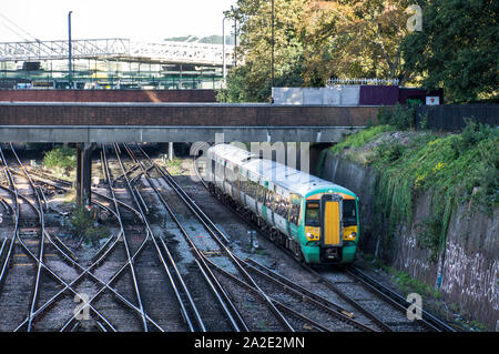 Southern betriebene Züge vom Bahnhof East Croydon in Richtung Süden Stockfoto