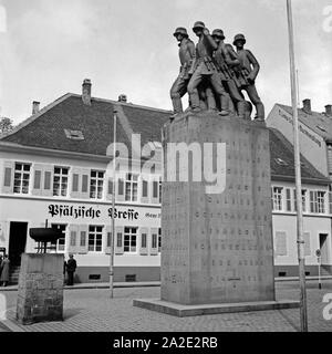 Das Kriegerdenkmal für die Gefallenen des 1. Weltkrieges im Stadtzentrum von Kaiserslautern, Deutschland 1930er Jahre. WWI-Denkmal in der Innenstadt von Kaiserslautern, Deutschland 1930. Stockfoto